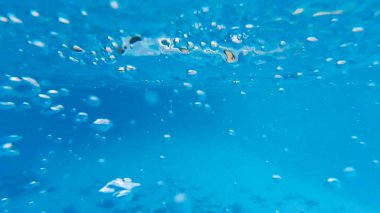 Fotoğrafın altında su kabarcıkları ile havuz suyu Park