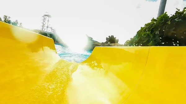屋外の水公園で水のスプラッシュと水の色の魅力のスライド — ストック写真