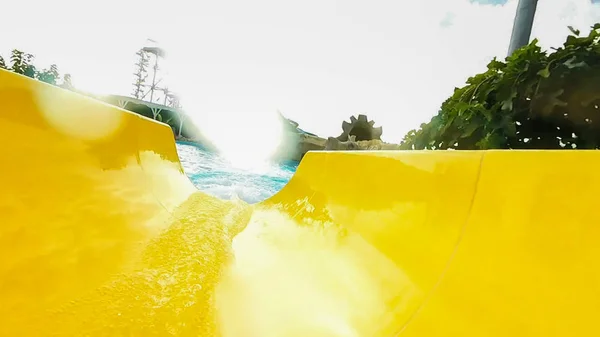 Corrediça Atração Cor Água Com Respingos Água Parque Aquático Exterior — Fotografia de Stock