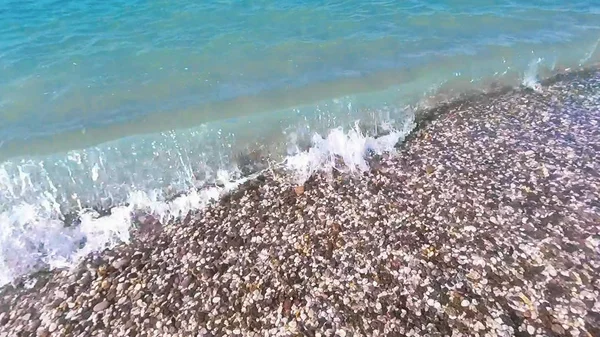 Fala Kamienistej Plaży Latem — Zdjęcie stockowe