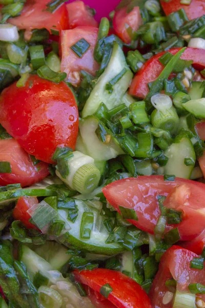 Ψιλοκομμένο Φρέσκο Λαχανικό Σαλάτα Από Ντομάτες Αγγούρια Πράσινα Κρεμμύδια — Φωτογραφία Αρχείου