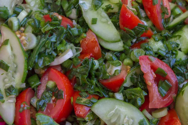 Gehackte Frische Gemüsesalat Von Tomaten Gurken Grünen Zwiebeln — Stockfoto