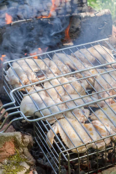 鸡翅在烤架上烤成木炭 — 图库照片