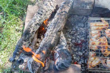 Tavuk kanadı kömür ızgara üzerinde pişirilir