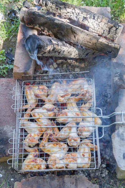 Tavuk kanadı kömür ızgara üzerinde pişirilir