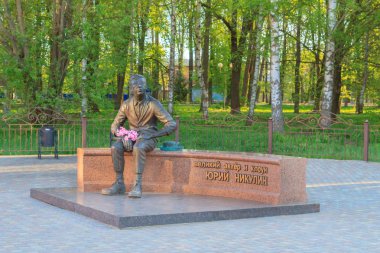 Şehir, Demidov, Smolensk oblast, Rusya 08 2018 olabilir. Ünlü Rus aktör ve komedyen Yuri Nikulin Anıtı