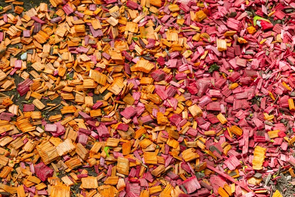 Kolorowe Odpryski Drewna Leżącego Ziemi — Zdjęcie stockowe