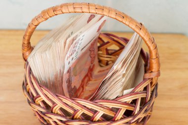 Çoğu sepet içinde beş bin ruble banknottan Rus parası