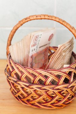 Çoğu sepet içinde beş bin ruble banknottan Rus parası