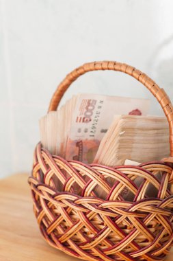 Çoğu sepet içinde beş bin ruble banknottan Rus parası