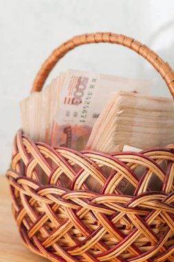 Çoğu sepet içinde beş bin ruble banknottan Rus parası