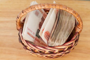 Çoğu sepet içinde beş bin ruble banknottan Rus parası