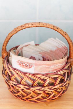 Çoğu sepet içinde beş bin ruble banknottan Rus parası