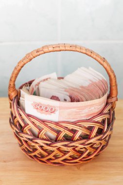 Çoğu sepet içinde beş bin ruble banknottan Rus parası