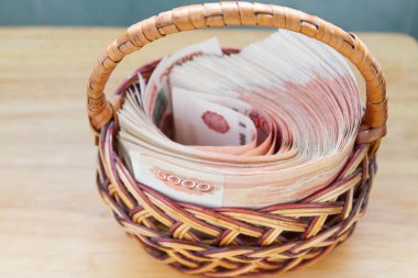 Çoğu sepet içinde beş bin ruble banknottan Rus parası
