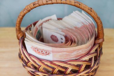 Çoğu sepet içinde beş bin ruble banknottan Rus parası