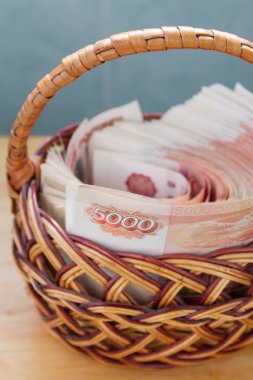 Çoğu sepet içinde beş bin ruble banknottan Rus parası
