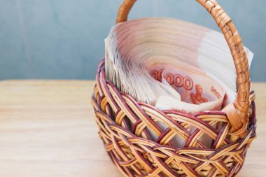 Çoğu sepet içinde beş bin ruble banknottan Rus parası