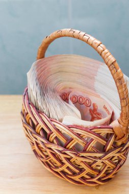 Çoğu sepet içinde beş bin ruble banknottan Rus parası