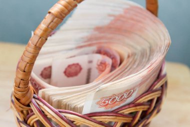 Çoğu sepet içinde beş bin ruble banknottan Rus parası