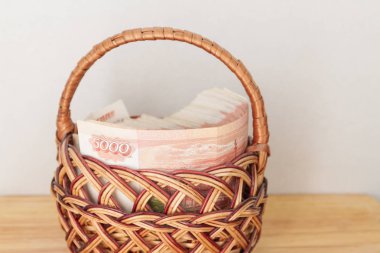 Çoğu sepet içinde beş bin ruble banknottan Rus parası