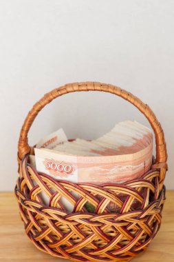 Çoğu sepet içinde beş bin ruble banknottan Rus parası