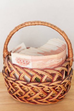 Çoğu sepet içinde beş bin ruble banknottan Rus parası