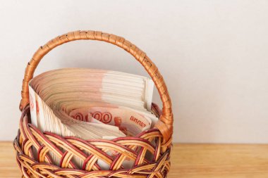 Çoğu sepet içinde beş bin ruble banknottan Rus parası