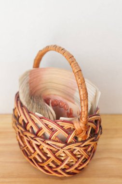 Çoğu sepet içinde beş bin ruble banknottan Rus parası