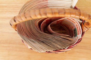Çoğu sepet içinde beş bin ruble banknottan Rus parası