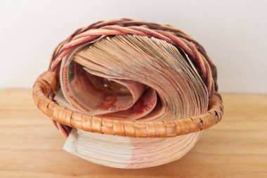 Çoğu sepet içinde beş bin ruble banknottan Rus parası