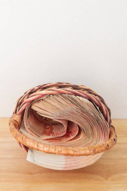 Çoğu sepet içinde beş bin ruble banknottan Rus parası