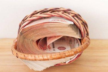 Çoğu sepet içinde beş bin ruble banknottan Rus parası