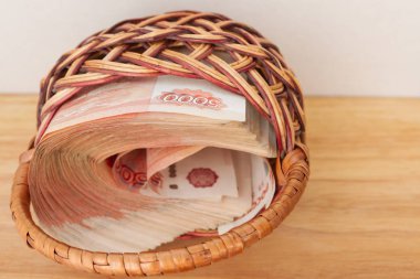 Çoğu sepet içinde beş bin ruble banknottan Rus parası