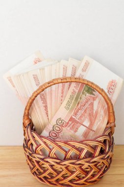 Çoğu sepet içinde beş bin ruble banknottan Rus parası