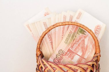 Çoğu sepet içinde beş bin ruble banknottan Rus parası