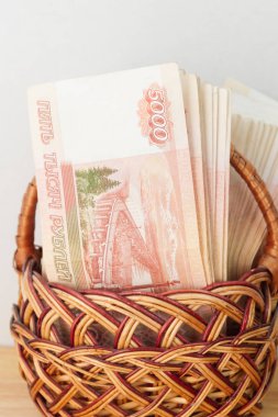 Çoğu sepet içinde beş bin ruble banknottan Rus parası