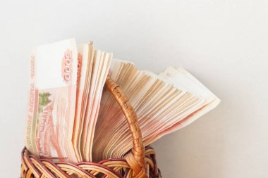 Çoğu sepet içinde beş bin ruble banknottan Rus parası