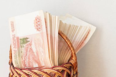 Çoğu sepet içinde beş bin ruble banknottan Rus parası