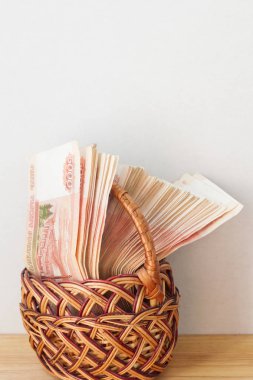 Çoğu sepet içinde beş bin ruble banknottan Rus parası