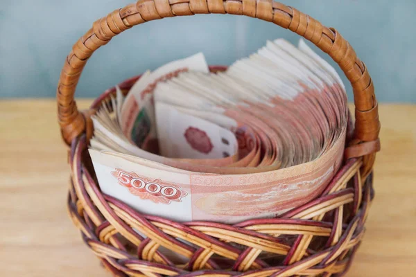 Çoğu sepet içinde beş bin ruble banknottan Rus parası