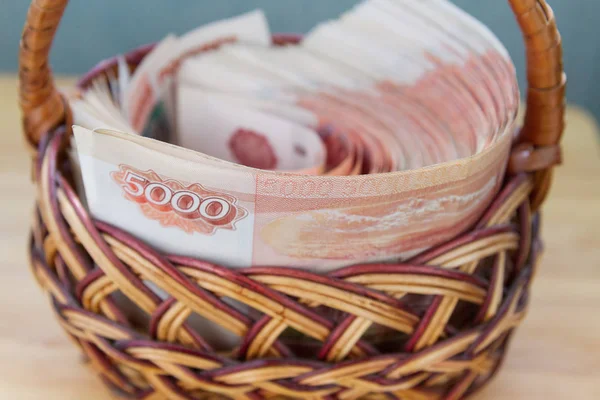 Çoğu sepet içinde beş bin ruble banknottan Rus parası