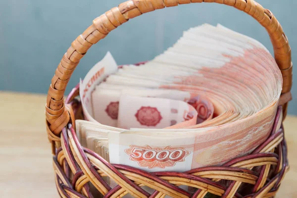 很多俄罗斯货币面额5000卢布在篮子里 — 图库照片
