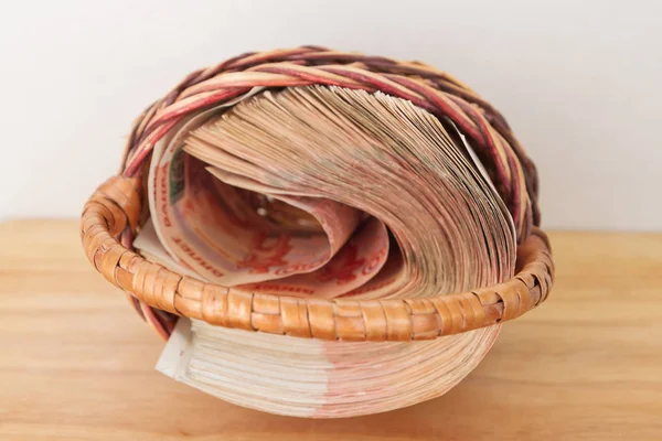 Çoğu sepet içinde beş bin ruble banknottan Rus parası