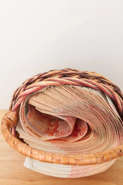 Çoğu sepet içinde beş bin ruble banknottan Rus parası