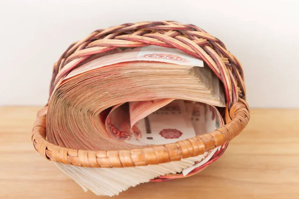 Çoğu sepet içinde beş bin ruble banknottan Rus parası