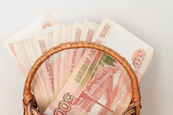 很多俄罗斯货币面额5000卢布在篮子里 — 图库照片