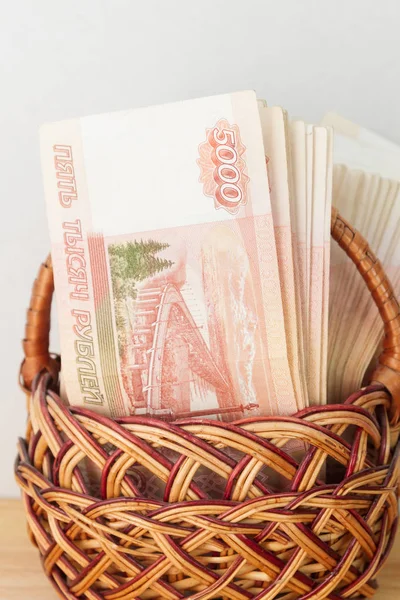 Çoğu sepet içinde beş bin ruble banknottan Rus parası