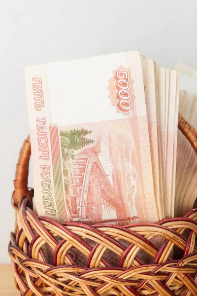 Çoğu sepet içinde beş bin ruble banknottan Rus parası