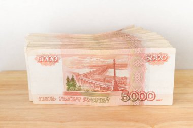 Büyük Rus para banknot beş bin ruble tahta bir masanın üzerinde yatan yığını
